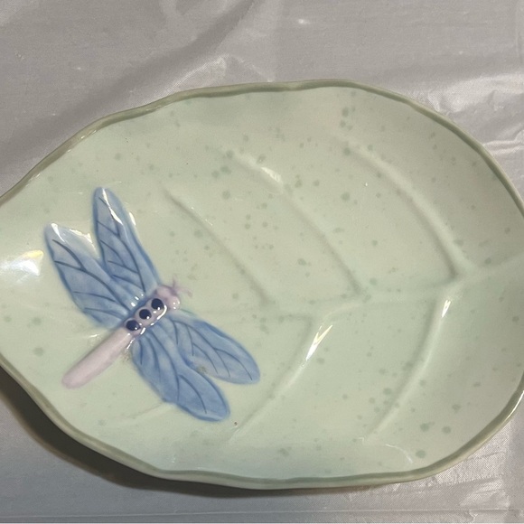A sweet Dragonfly on a green leaf dish for candy, trinkets, keys, etc. - Picture 3 of 4